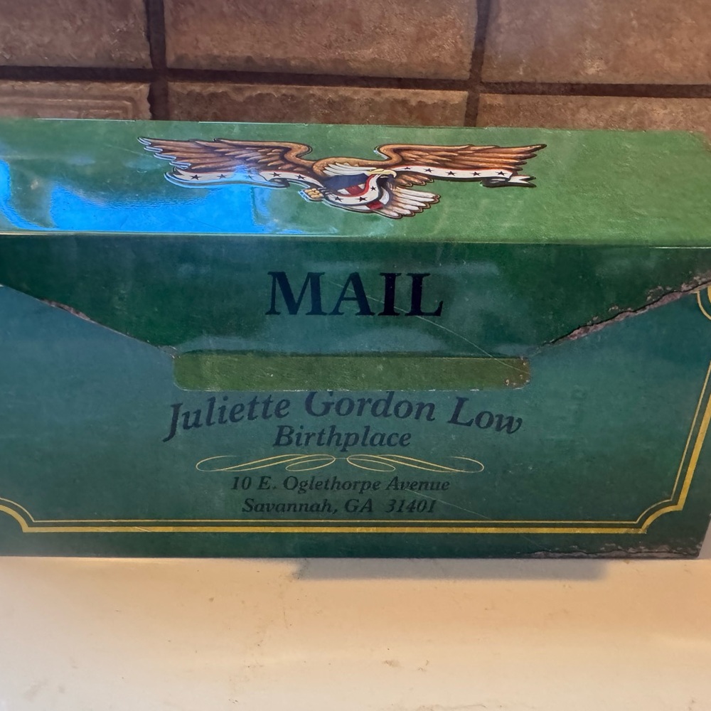 GIRLS SCOUTS MAILBOX ASHDON FARMS JULIETTE GORDON LOW GREEN TIN MAILBOX 9.5"x5"